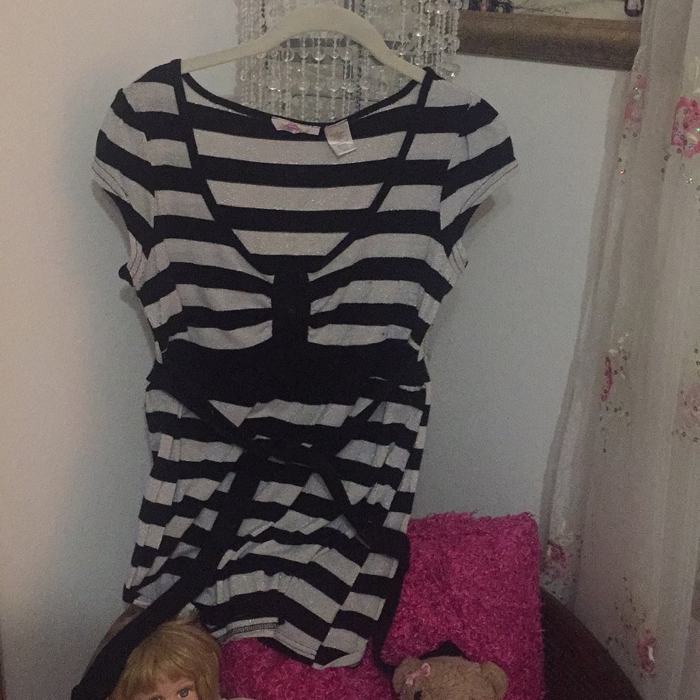 Super cute silver black striped top w tie around!